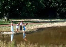 Test 02 Wat klopt er niet_Kinderen aan het water.jpg